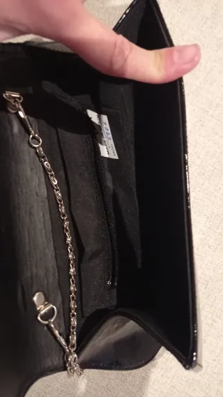 Bolso de mano negro con cadena