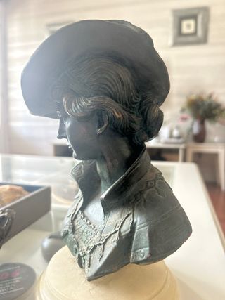 Escultura color bronce mujer con sombrero