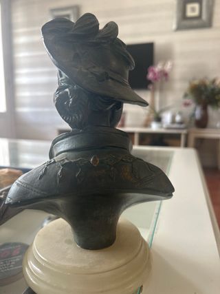 Escultura color bronce mujer con sombrero