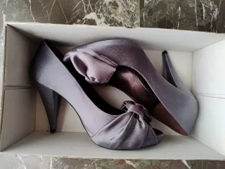 Zapatos de tacón grises con lazo