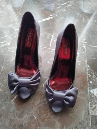 Zapatos de tacón grises con lazo