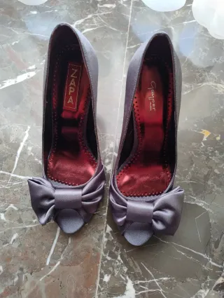 Zapatos de tacón grises con lazo