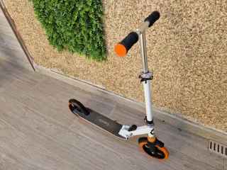 Patinete plegable naranja y blanco