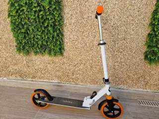 Patinete plegable naranja y blanco