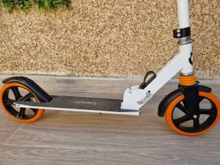 Patinete plegable naranja y blanco