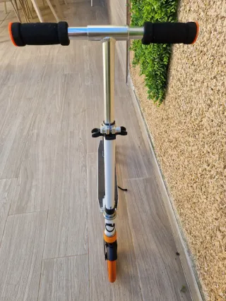 Patinete plegable naranja y blanco