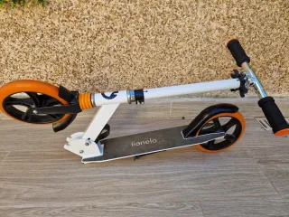 Patinete plegable naranja y blanco