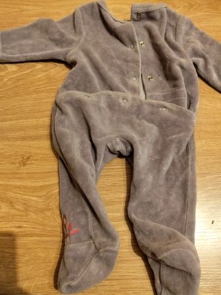 Ropa de muñecos: pijamas y cubrepañales