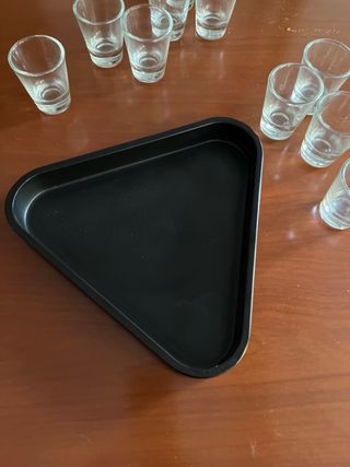 Bandeja triangular con 10 vasos de chupito