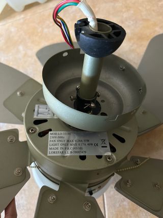 Ventilador de techo plateado y blanco