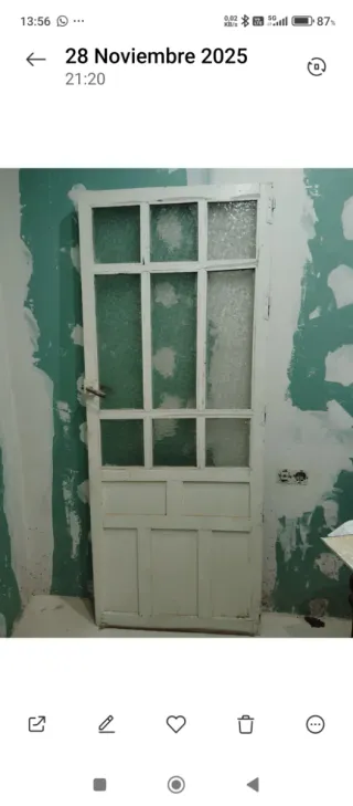 Puerta antigua estilo modernista