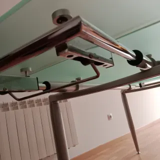 Mesa de cristal y metal