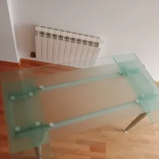Mesa de cristal y metal