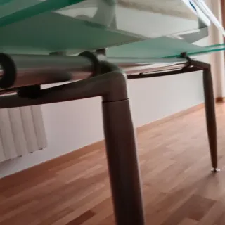 Mesa de cristal y metal