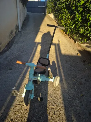 Triciclo infantil con manillar
