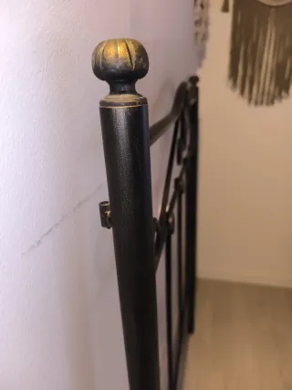 Cabecero de cama de metal negro