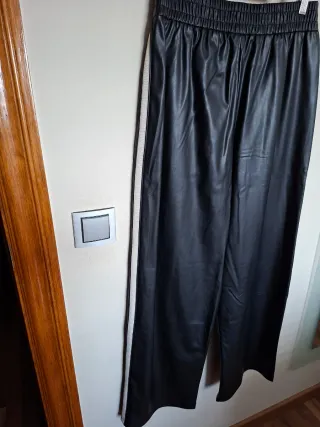 Pantalón polipiel negro