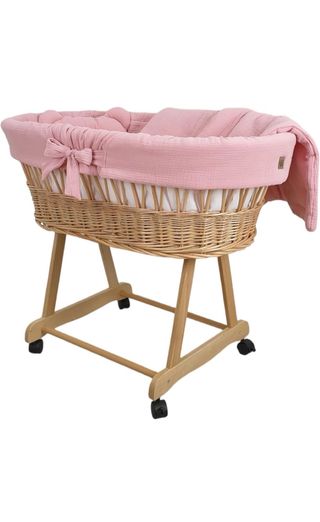 Moisés para bebé de mimbre con ruedas