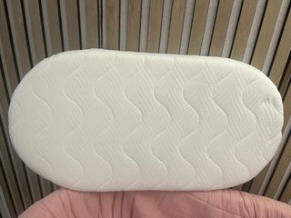 Moisés para bebé de mimbre con ruedas