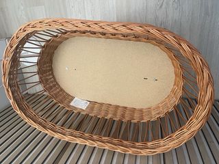 Moisés para bebé de mimbre con ruedas