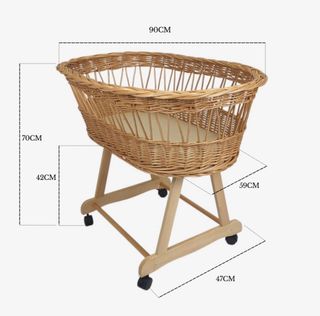 Moisés para bebé de mimbre con ruedas