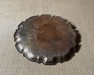 Tabuleiro / salva  vintage metal decorado