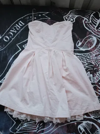 Vestido rosa strapless con encaje