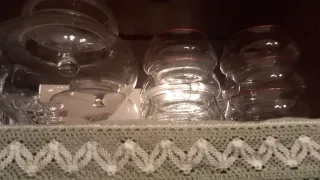 Caraffa e tazze in vetro con bordo rosso