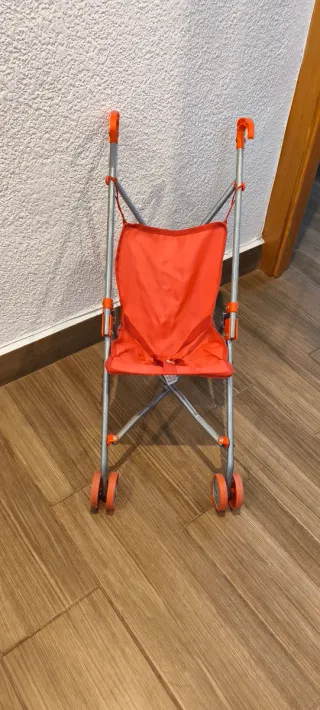 Carrito de juguete rojo
