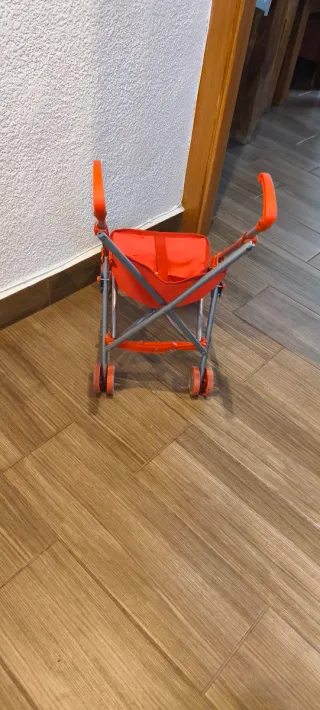 Carrito de juguete rojo