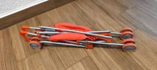 Carrito de juguete rojo