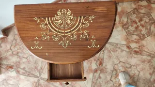 Mesa auxiliar de madera con cajón