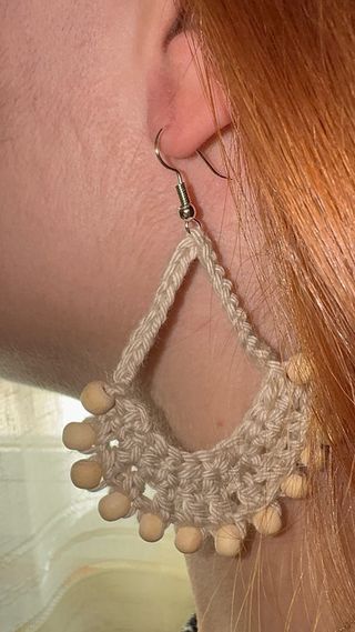 Pendientes artesanales de macramé con cuentas
