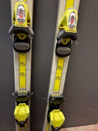 Esquís Rossignol de niño, fijaciones y palos.