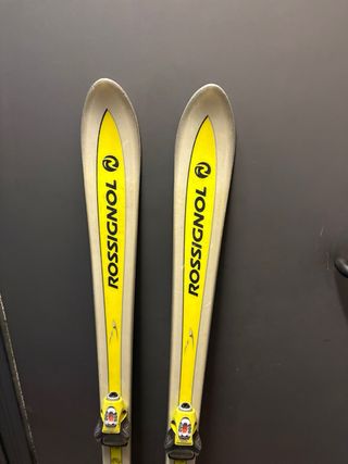 Esquís Rossignol de niño, fijaciones y palos.