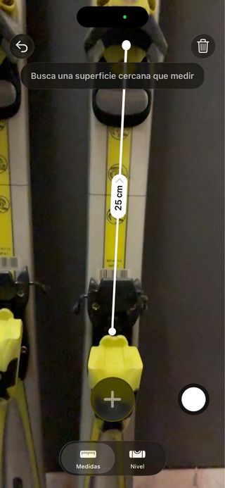 Esquís Rossignol de niño, fijaciones y palos.