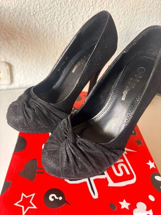Zapatos de tacón negros brillantes