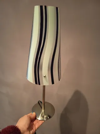 Lámpara de mesa con rayas