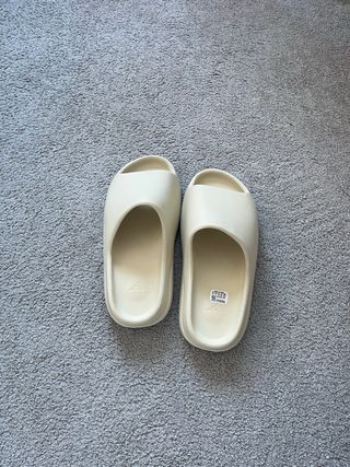 Chanclas Yeezy Beige