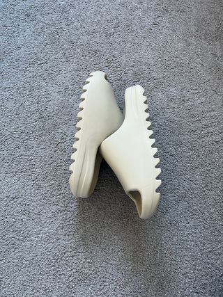 Chanclas Yeezy Beige
