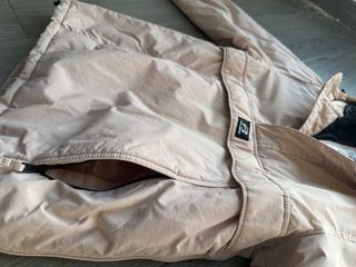 Abrigo beige con capucha