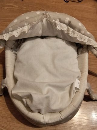 Cuna de viaje con lunares