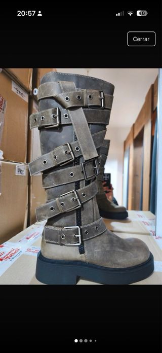 Botas altas de piel Zara con hebillas