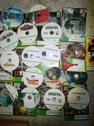 Xbox 360 Elite pirateada con mandos y juegos