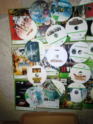 Xbox 360 Elite pirateada con mandos y juegos