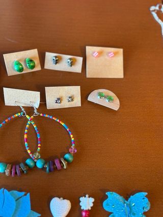 Lote 25 bisutería: pendientes, collares, broche