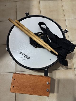 Tambor infantil con baquetas y correaje