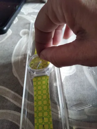 Reloj plástico amarillo con caja