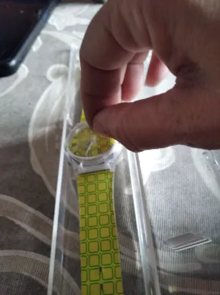 Reloj plástico amarillo con caja