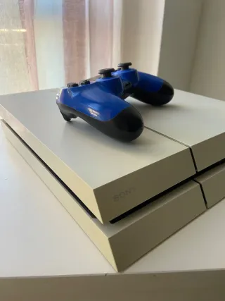 PS4 Blanca con Mando Original